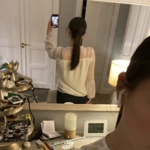 Blus - En så fin och söt blus från Salt som man kan ha på tjejkväller eller middagar!! Säljer för att jag tycker inte att jag passar i den.  Toppen skick, ser helt ny ut!😊💕 Nypris 350kr