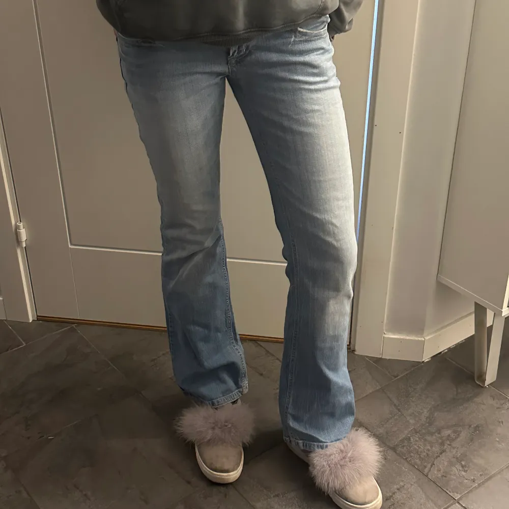 Säljer nu mina snygga Lågmidjade jeans som tyvärr blivit för korta för mig.. som är 177 de är W36 och i längd 34 . Jeans & Byxor.