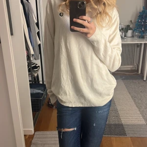 Sticksd tröja - En vit v ringad stickad tröja i bra skick som inte kommer till anvöndning