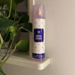Ari Body Mist 💗 - Ary by Ariana Grande body mist 💗 testat endast en gång 💗 Säljer pga har för många perfymer 💗 Kostar 289kr på Zalando 💗