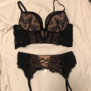 Underklädes set - Så snyggt och sexigt underklädes set med superpush Behå och Strumphållare i storlek 75A och 38 . Inga tecken på använding. Använt 1 gång på en halloween fest. Inga skavanker. 