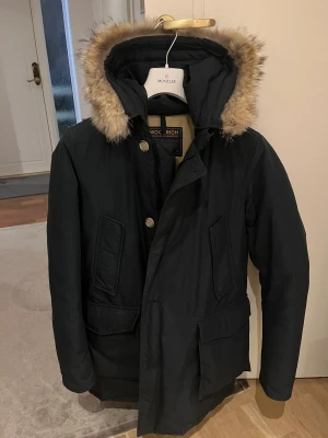 Woolrich jacka - Woolrich jacka i bra skicka köpt för 7000kr förra vintern. Säljer jackan pågrund av att den blivit för liten.