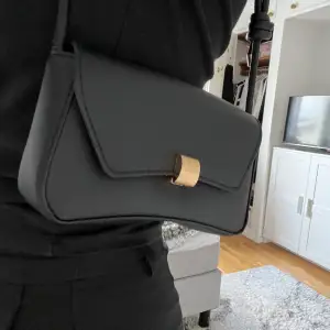 En jättefin svart söt väska som aldrig är använd.  150kr+fralt 