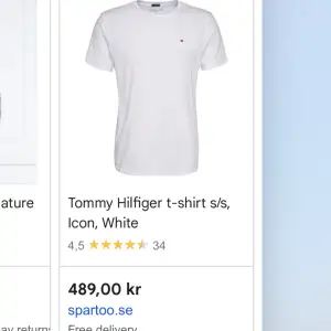 Vit Tommy Hilfiger t shirt. Köpt i usa. Står xl i men är verkligen mer som en M