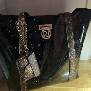 River Island shopping/Större handväska  - Alldeles ny väska köpt i början på detta år, använd fåtal gånger, nyskick.  Rymlig väska. 