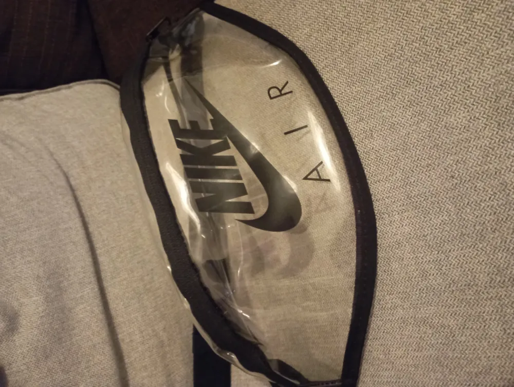 Genomskinlig Nike magväska. Knappt använd så i mycket fint skick.. Väskor.