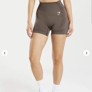 Säljer mina bruna Gymshark shorts då dom inte kommer till användning! 🤎 Använda endast en gång! Modell: Vital sesmless 2.0 shorts 