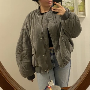 Zara jacka - Jättefin jacka köpt på Zara🌸Använd ett fåtal gånger men är som gott som ny😊slutsåld på deras hemsida