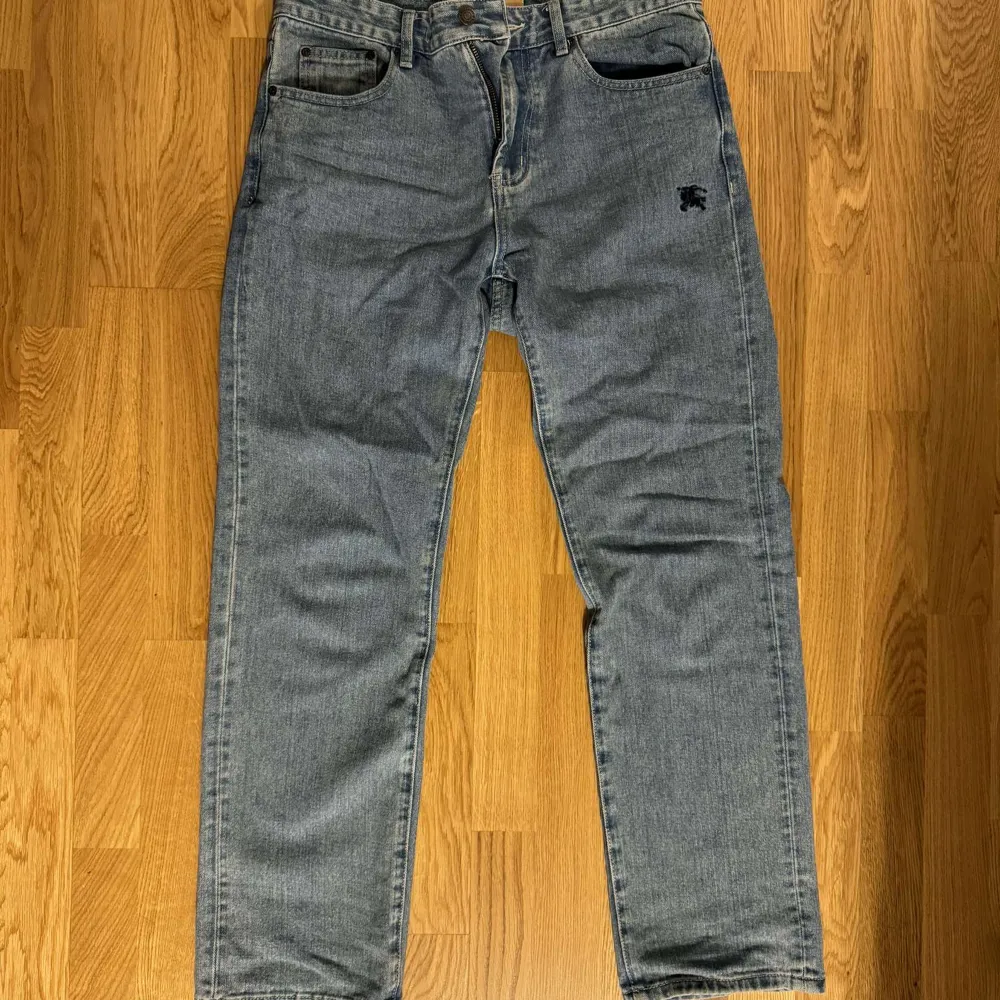 Säljer mina Burberry Supreme jeans då jag inte använder längre. Dessa är felfria och använts skötsamt. Jeansen är i relaxed fit storlek 32. Skriv vid funderingar.. Jeans & Byxor.