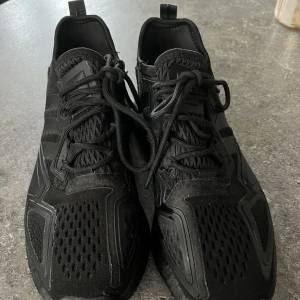 Adidas skor  - Ett par schyssta adidas skor som knappt är använda och är i bra sick 