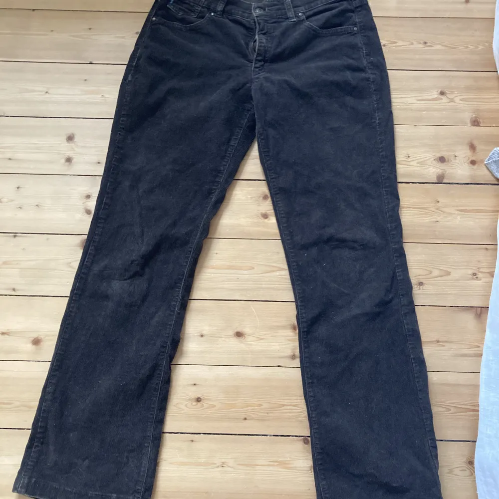 Jätte coola Armani jeans med så snygga detaljer på fickorna! Flare/bootcut modell. Manchester tyg! Priset kan diskuteras. Jeans & Byxor.