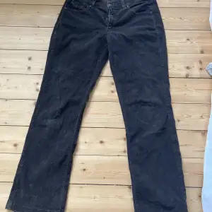 Jätte coola Armani jeans med så snygga detaljer på fickorna! Flare/bootcut modell. Manchester tyg! Priset kan diskuteras