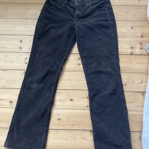 Armani jeans - Jätte coola Armani jeans med så snygga detaljer på fickorna! Flare/bootcut modell. Manchester tyg! Priset kan diskuteras