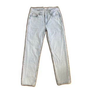 Low straight jenas GinaTricot - Säljer dessa populära jenas från Gina i storlek 36. Oanvända!!! Hittar inte denna färgen på hemsidan så passa på😜perfekt längd på mig som är 170 cm (säljer även ett par i grått!!)