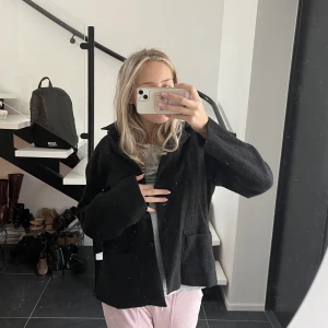 Svart kappa - Säljer den här svarta kappan🤗