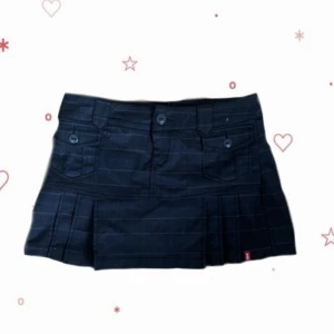 minikjol🦋 - Jättesöt minikjol som jag köpte secondhand och sen sydde om själv💕midjan är mellan/låg. kommer tyvärr inte till användning❤️