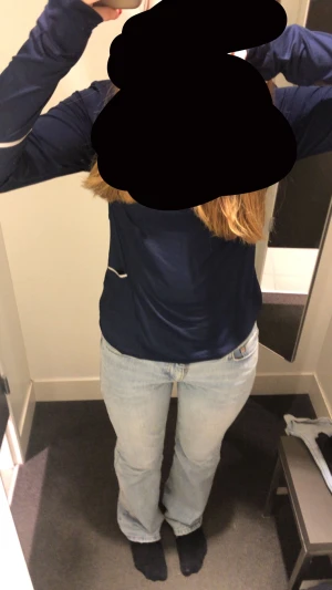 Jeans - Dom är använda ett par gånger, dom är smått slitna nere vid benen men det är inte så mycket (för bild skriv privat) jag skriver måtten i kommentarerna.💞