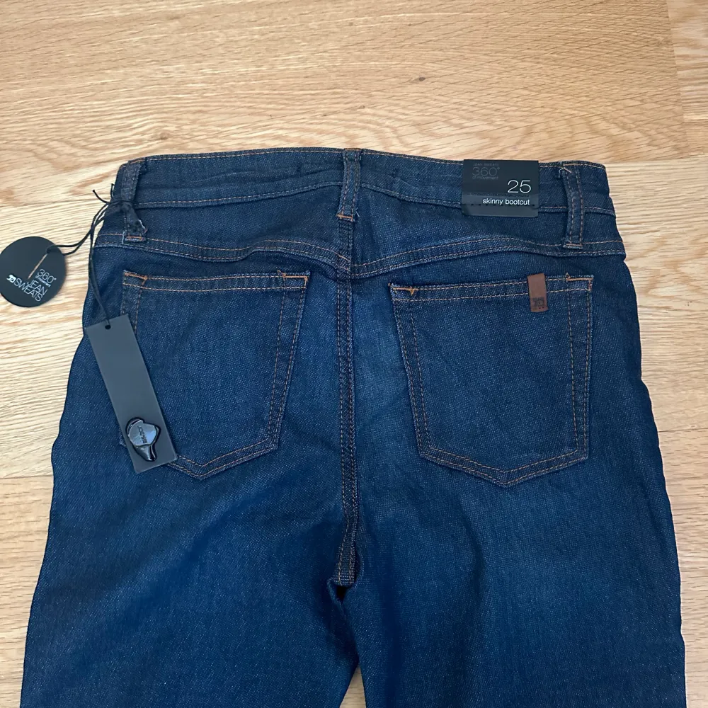 Helt nya low waist jeans strl 25💞 passar perfekt i längden på mig som är 170cm! Mycket fin marinblå färg💖 Frakt tillkommer!!. Jeans & Byxor.