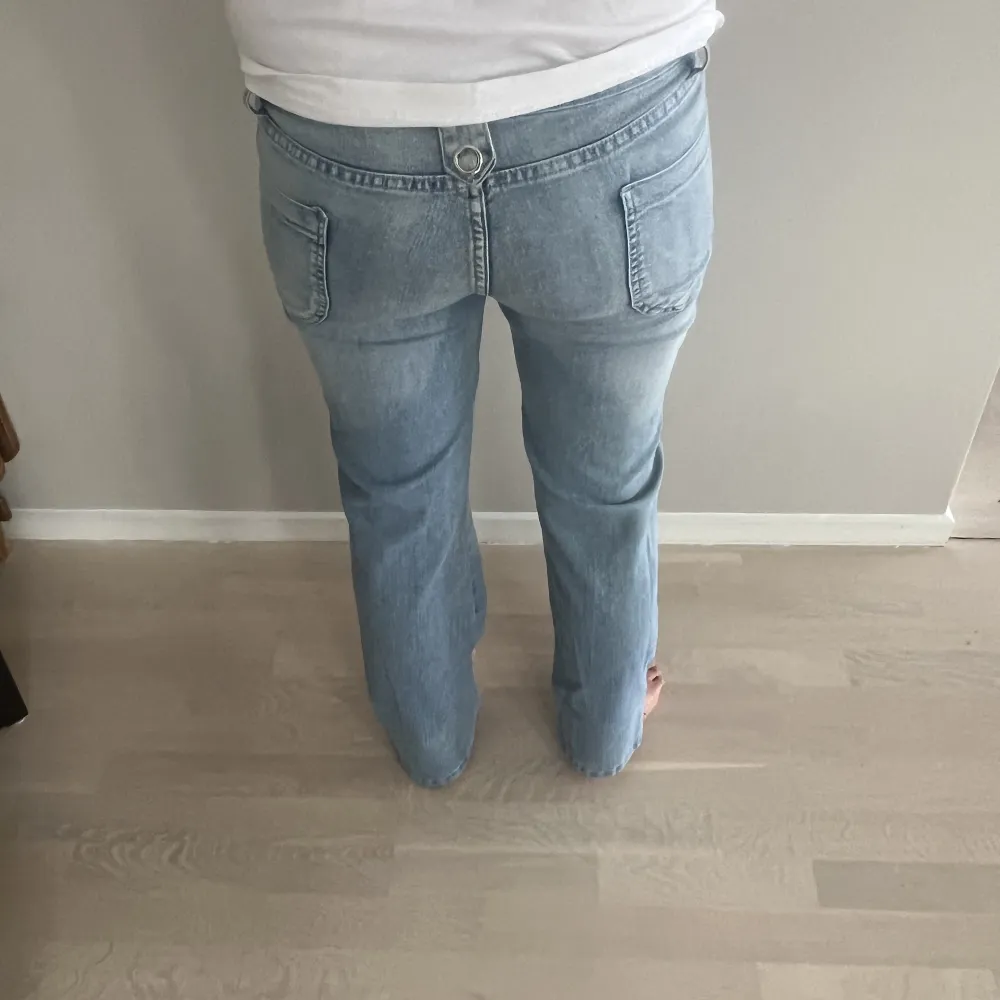 Ascoola jeans med detaljer, lågmidjade och bootcut Midjemått tvärs över 39  Innerbenslängd 72. Jeans & Byxor.