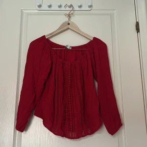 Röd Hollister blus - Väldigt fin röd Hollister blus, som är perfekt nu inför julen! Står att den är i storlek M men skulle säga att den är storlek s. 