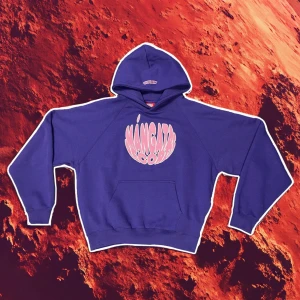 Tjuvjakt merch - Intresse koll om nån är intresserad av tjuvjakt merch, säljer pågrund av att jag beställde två❤️ kan diskutera priset men som sagt är den helt oanvänd och köpte för 499❤️ Den är i storlek Xs men är Oversized 💕