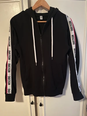 Moshino kofta  - Hej säljer min kofta, nästan helt ny.  Använd ungefär 3 gånger. Storlek S köpt på room 1006 i Malmö. Kvitto och påse medföljer.
