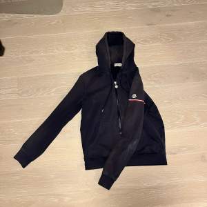 Moncler zip hoodie skick 8/10 inga defekter förutom lite solblekt. Nypris:7000kr Självklart äkta🤛🏼storlek L men passar M 