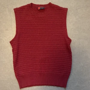 Röd ylleväst - Jättegullig väst i mycket bra skick, 100% ylle🌹