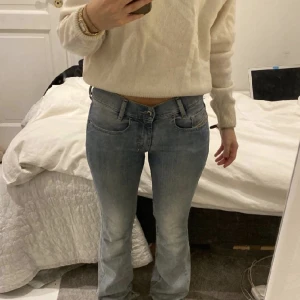 Diesel jeans - Säljer dessa diesel jeans, lågmidjade, ljusblå, Bootcut ❤️