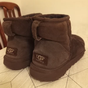 UGGs Australia  - Säljer nu mina UGGs. De är använda, men fortfarande i bra bruk. De köptes för 1800kr och säljs nu för 950kr. Köparen står för frakten! 
