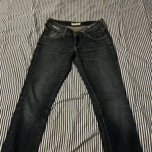Lee low waist jeans  - Säljer ett par super fina lee jeans i nyskick. Slitningarna är så modellen är gjord och är från fabrik. Storlek W27 L31. Motsvarar 93 cm från höft ner. Perfekt för dig mellan 155-165.De är lågmidjade. Bara att skriva för frågor!💞