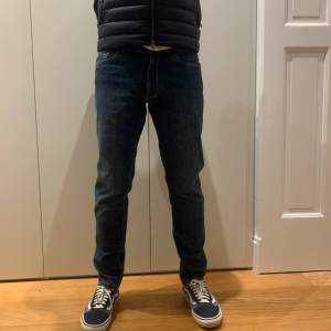 Asfeta jeans från Oscar Jacobson! W31 L32 modellen är 183cm lång och väger 66kg. Skicket är 8/10 de är använda men inget fel på dem. Priset är endast 449kr