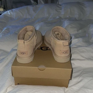 Uggs - Intressekoll!! Lägger ut igen för blev något fel på förra. Helt nya uggs som inte kommer till användning köpta för 2100, aldrig använda ute alltså inga defekter. Hör gärna av er för mer bilder!🫶🏻