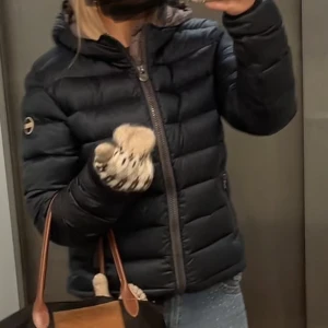 Colmar jacka - Intressekoll, första bilden är min och de sista är förra ägarens!  Mörkblå colmar jacka i storlek S (46 i italiensk storlek) 