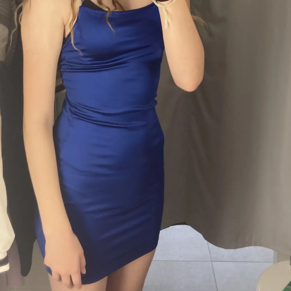 Säljer min jätte snygga blåa klänningen då jag inte har användning för den längre . Klänningar.