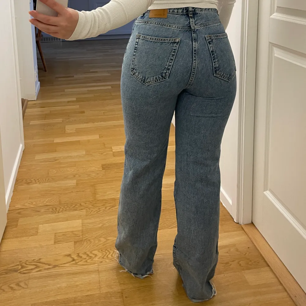 Ljusblå jeans i modellen Regular Wide o strl 27 som klippts för att motsvara längd 30 ❤️‍🔥Midjemåttet är ca 75 cm o innerbenslängden 79 cm. De är i fint begagnat skick och nypris var 599 kr 💌. Jeans & Byxor.