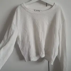 Vit croppad tröja från Monki i stl S. Tvättar innan frakt :) skriv för fler bilder