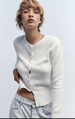 Stickad kofta  - Stickad kofta från zara som är använd en gång och tvättad. Super bra skick!!