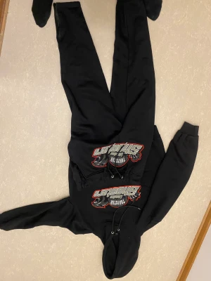 TRAPSTAR TRACKSUIT ENDAST testad - Säljer då den inte passa mig.
