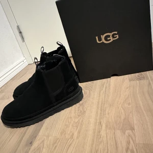 Uggs skor ”herr” modellen  - Köpt på Boozt, cond 9/10. Väldigt bra skick inte slitna osv. Nypris 1900kr.  Ett par riktigt sköna o varma skor till vintern! 