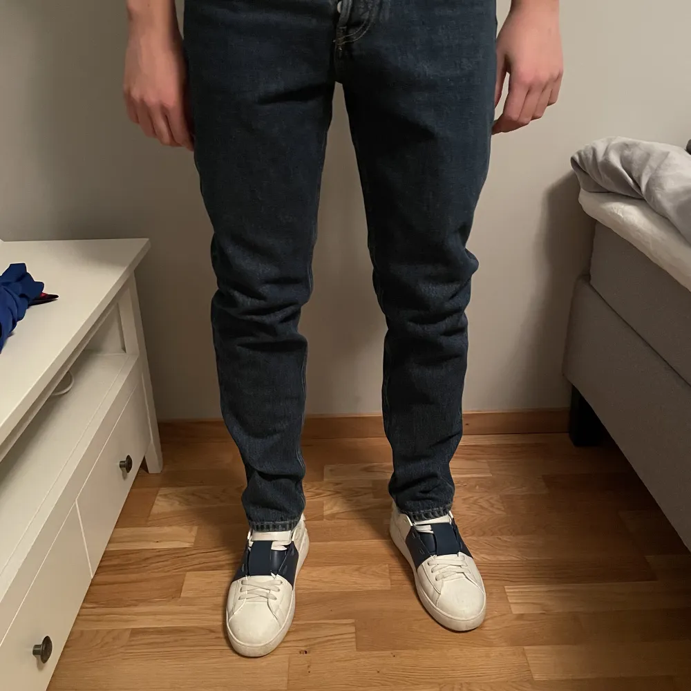 Mörkblå jeans från Weekday | Storlek: 29:32 - Skicket är väldigt bra använda en gång - Vårat pris: 329kr - Nypris: 599kr - Modellen är 180. Jeans & Byxor.