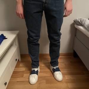 Mörkblå jeans från Weekday | Storlek: 29:32 - Skicket är väldigt bra använda en gång - Vårat pris: 329kr - Nypris: 599kr - Modellen är 180