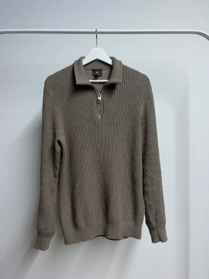 Beige-brun Half-zip  - S pasar bra M använd nån gång är nyskick 