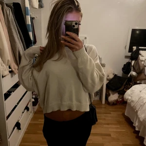 benvit stickad tröja  - jätte mjuk stickad tröja som är lite kortare 🤍