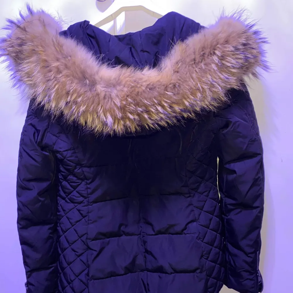 Säljer min attentif Paris vinterjacka (strl 36) då jag har köpt en ny jacka och har ingen användning av den. Använt i bra skick, köpte för 2500kr och säljer den nu för 550kr (priset kan diskuteras!💗💗) . Jackor.