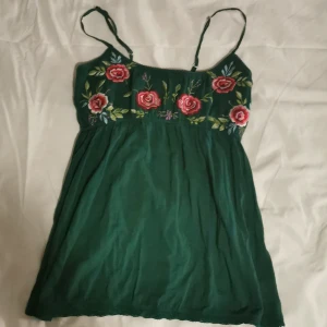 Blommigt linne  - Grönt linne med broderade blommor 🌸 Jag diskuterar gärna pris 👀