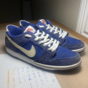 Nike sb dunks Ishod wair - Ishod wairs pro model av Sb dunks, royal blue. Släpptes 2015 så rätt ovanliga. Skick: 7/10, största felet är hur dom är lite smutsiga vid insidan av hälarna. Saknar box och kvitto tyvärr.  Undrar du något eller vill ha fler bilder är det bara att skriva
