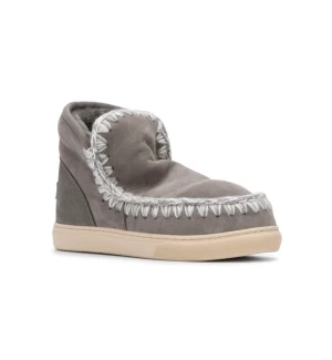 Mou mou skor - Säljer dessa helt nya vinter skor!Köptes för en månad sedan men var tyvär för stora,och råkade slänga bort kartongen. Därav är dem bara testade men har aldrig andvändts utomhus.Skriv privat för fler bilder😊köpta för 2 623, säljer för 2000 