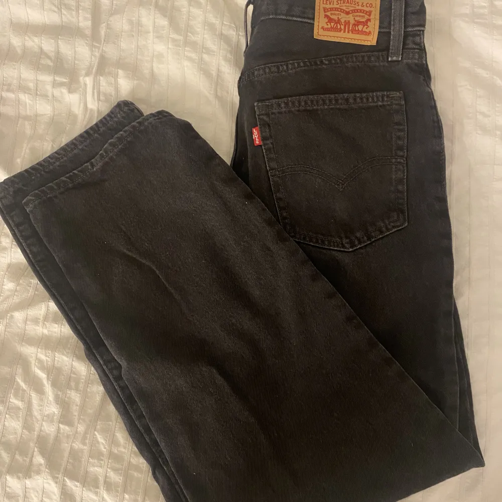 Svarta äkta levis jeans i modellen ’94 baggy, de är använda max 5 gånger och har bibehållit sitt perfekta skick.. Jeans & Byxor.