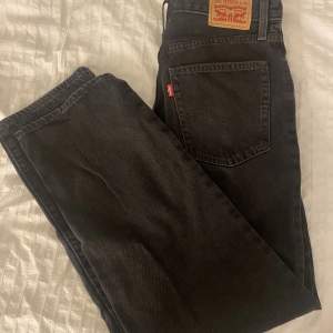 Svarta äkta levis jeans i modellen ’94 baggy, de är använda max 5 gånger och har bibehållit sitt perfekta skick.
